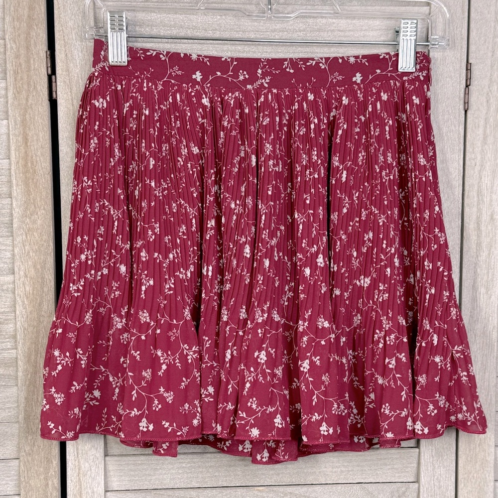 FOREVER 21 Pleated Mini Skirt Berry/White Floral-Small